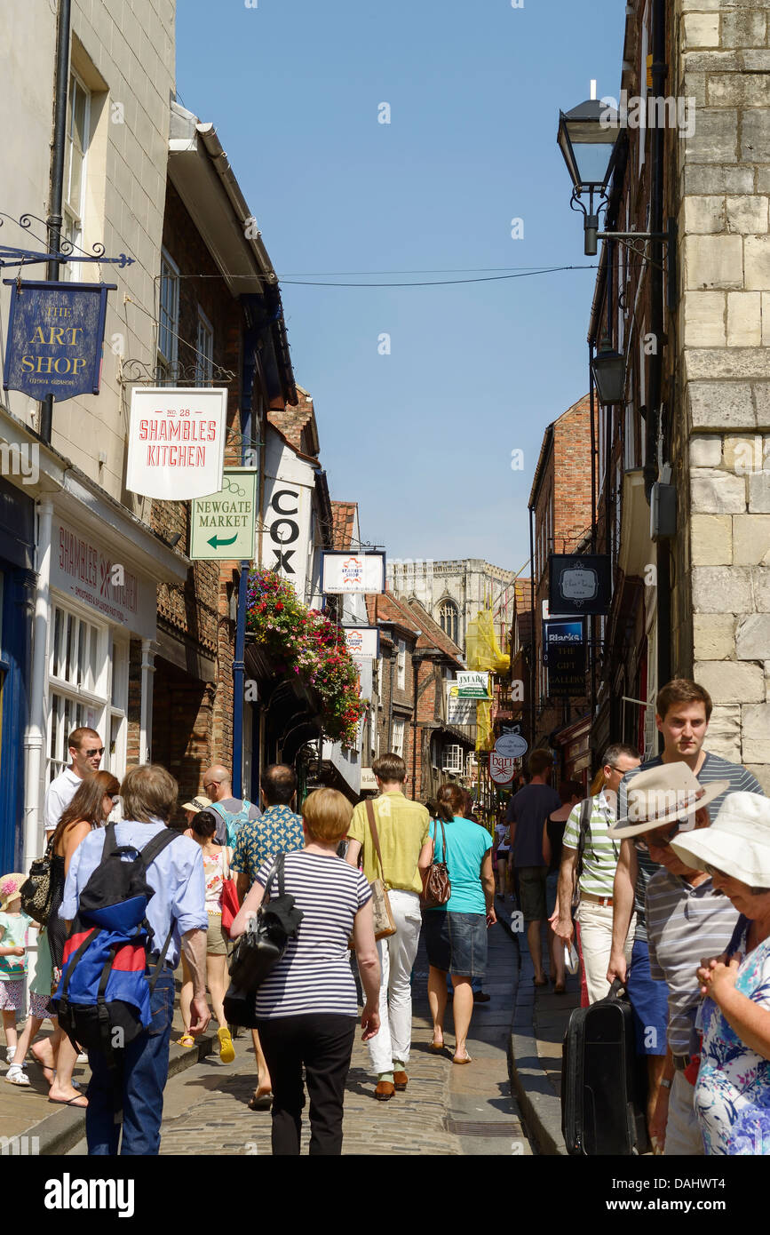 Touristen und Shopper Spaziergang entlang den Shambles in York Stadtzentrum Stockfoto