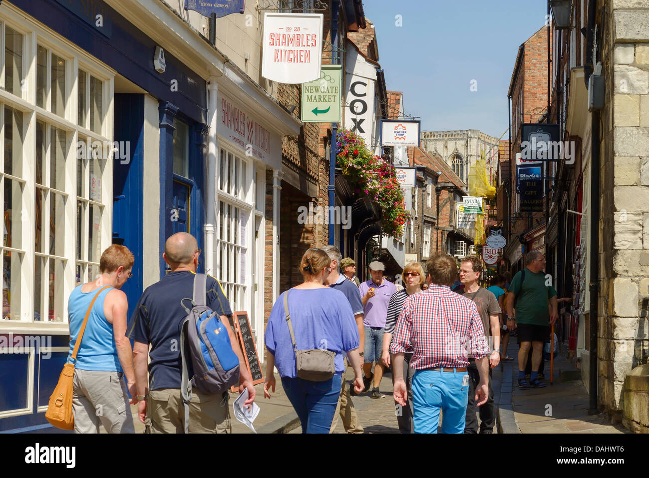 Touristen und Shopper Spaziergang entlang den Shambles in York Stadtzentrum Stockfoto