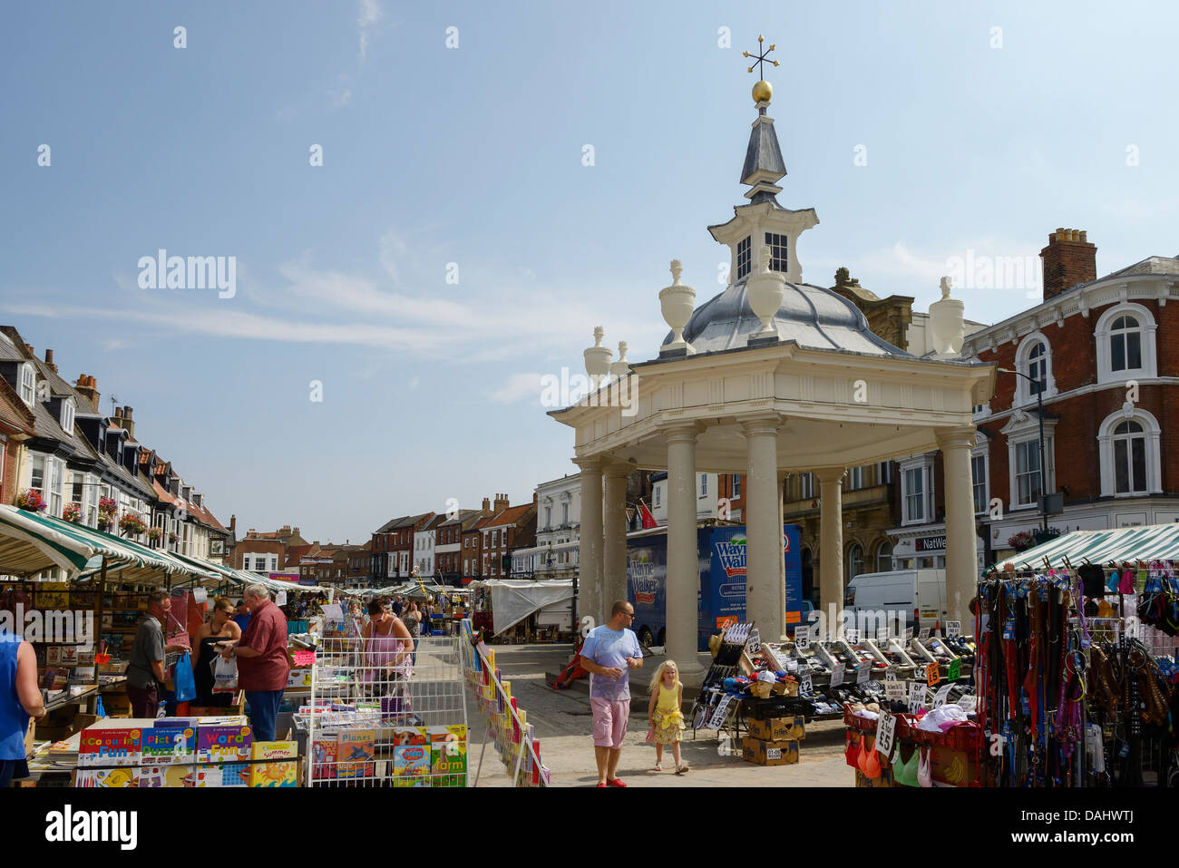 Das Market Cross und samstagsmarkt im Stadtzentrum von Beverley Stockfoto