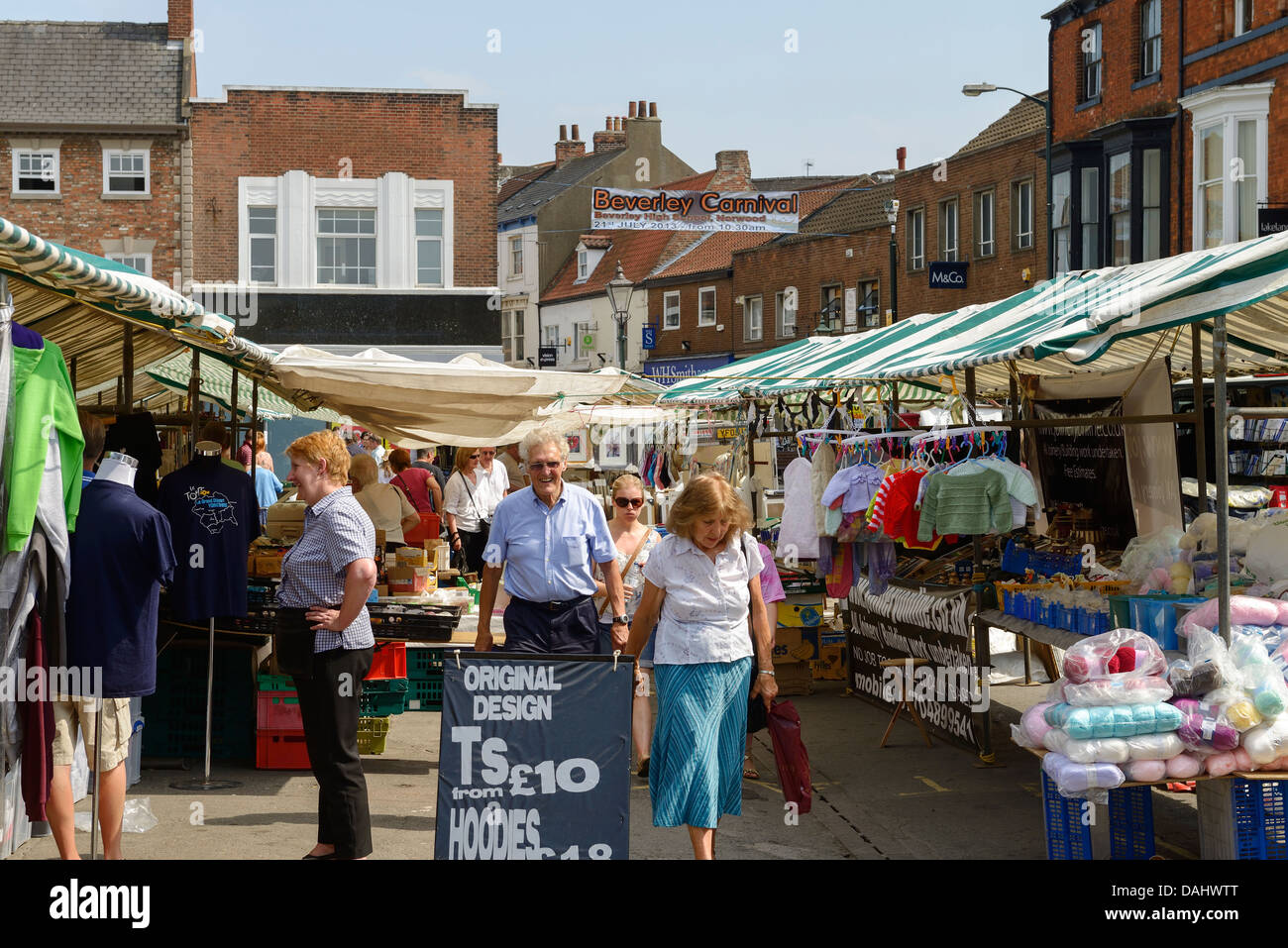 Käufer suchen die Marktstände im Stadtzentrum von Beverley UK Stockfoto