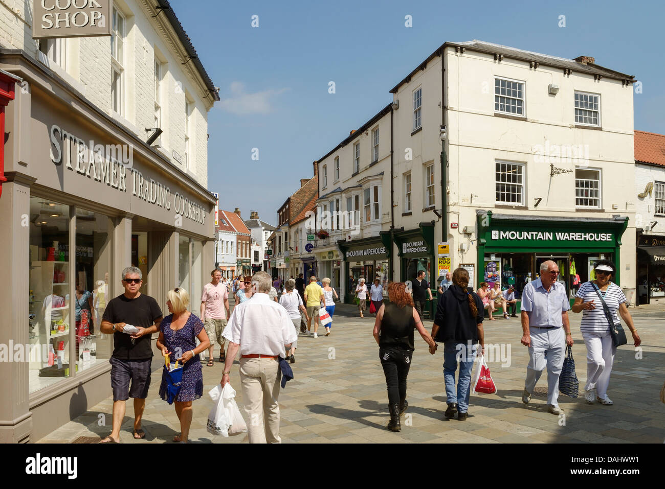 Käufer zu Fuß entlang Maut Hammer durch Beverley Stadt Zentrum UK Stockfoto