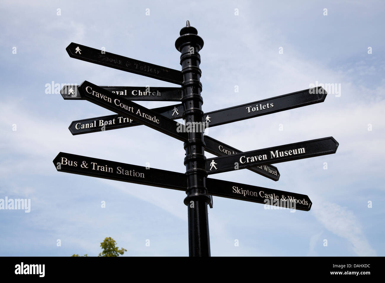 Finger-post Wegweiser Metall street touristische Hinweisschilder zu verschiedenen Zielen in der Stadt von Craven, Skipton, North Yorkshire, Großbritannien Stockfoto