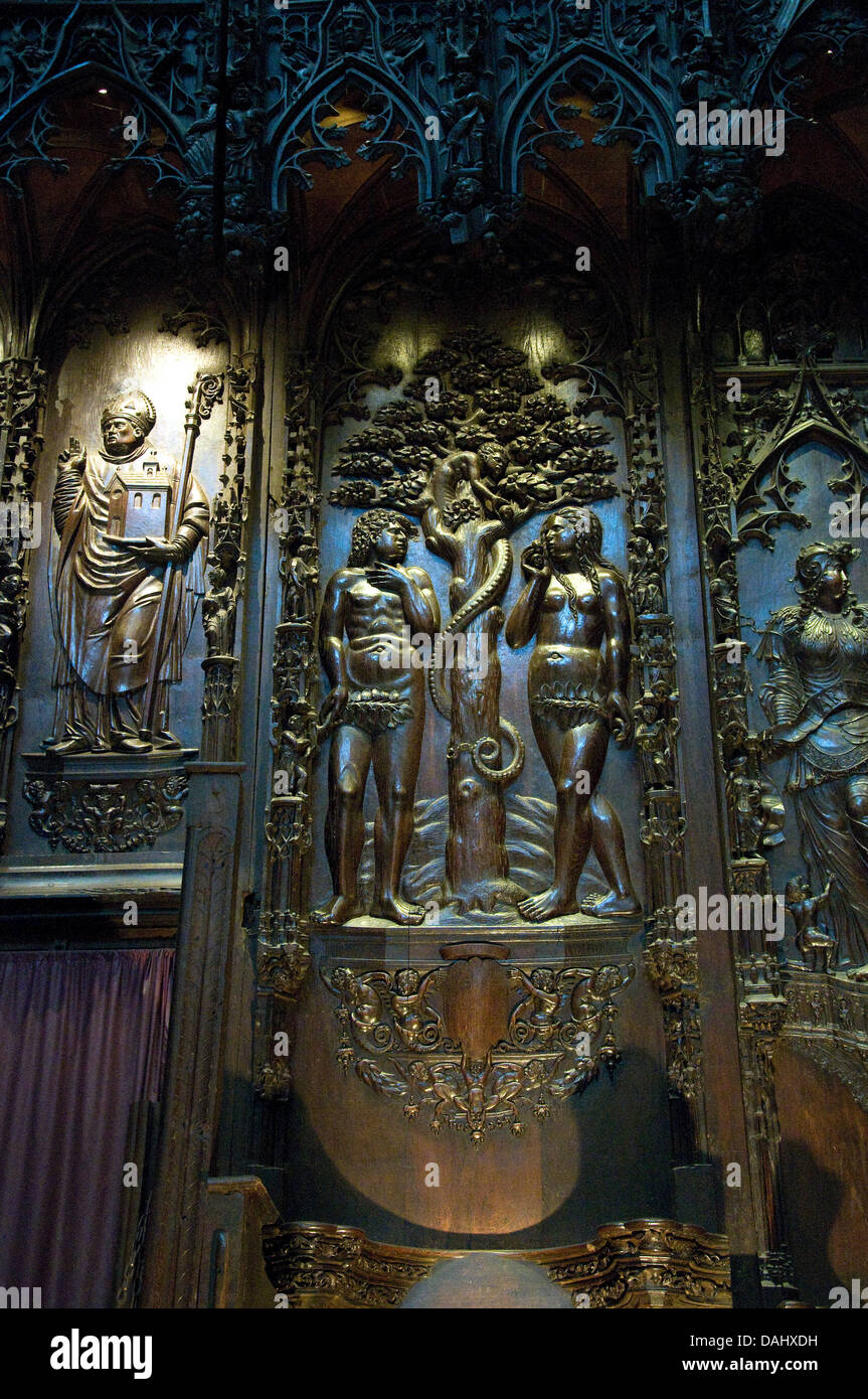 Biblische Figuren von Adam und Eva sind unter 112 aus dem 16. Jahrhundert fein Eiche Trauerfeier im Südwesten Frankreichs Auch Kathedrale geschnitzt. Stockfoto