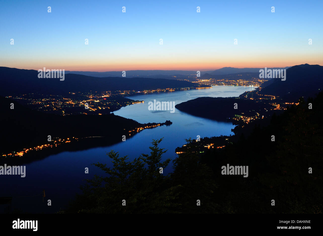 Der See von Annecy (Frankreich) von einem nahe gelegenen Berg gesehen Stockfoto