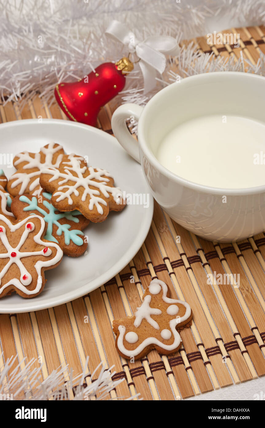 Zuckerkekse und Milch für Santa in der Weihnachtszeit dekoriert, auf einem Tisch mit Dekoration Stockfoto