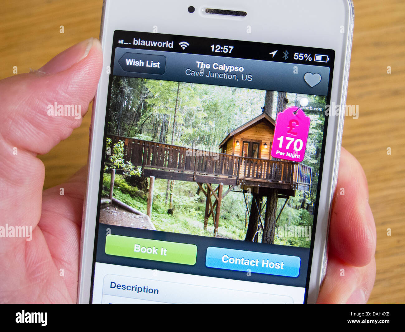 Airbnb app verwenden buchen Urlaub in einem Luxus-Baumhaus mit einem iPhone 5 smartphone Stockfoto