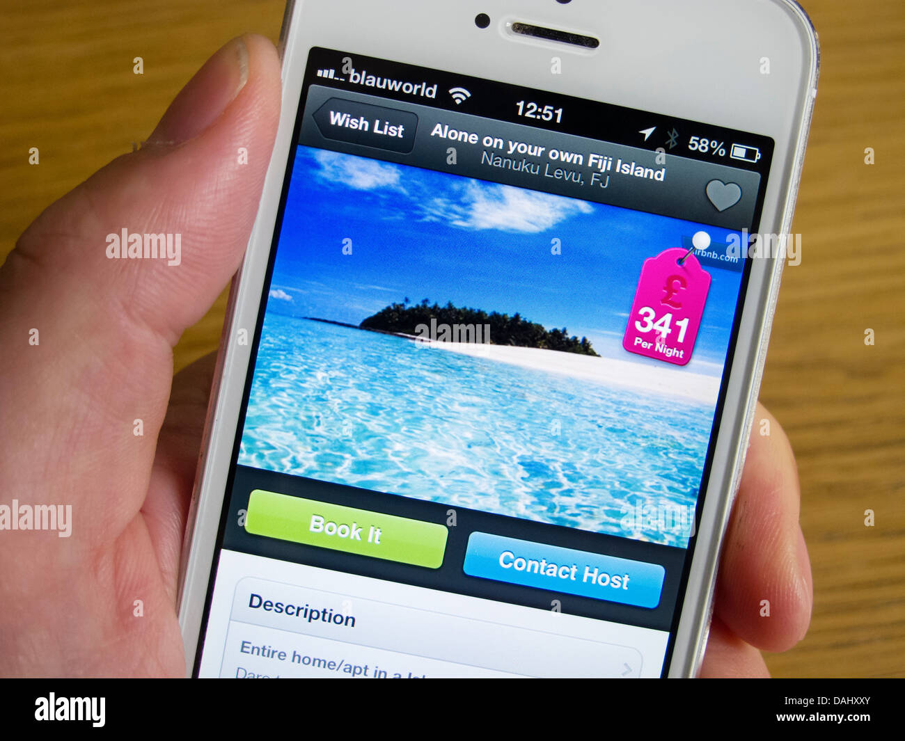 Airbnb app verwenden buchen Urlaub auf einer privaten Insel mit einem iPhone 5 smartphone Stockfoto