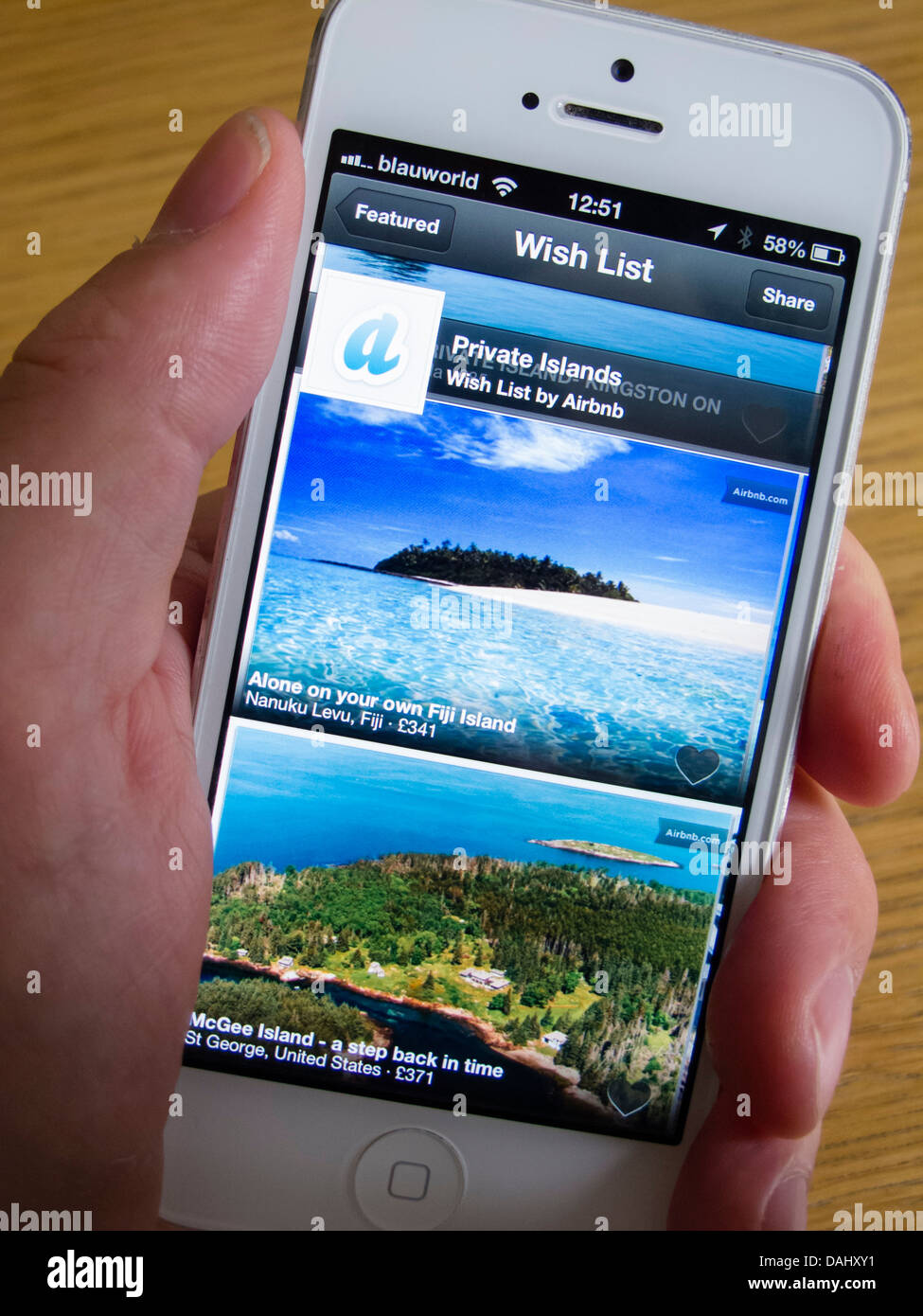 Airbnb app verwenden buchen Urlaub auf einer privaten Insel mit einem iPhone 5 smartphone Stockfoto