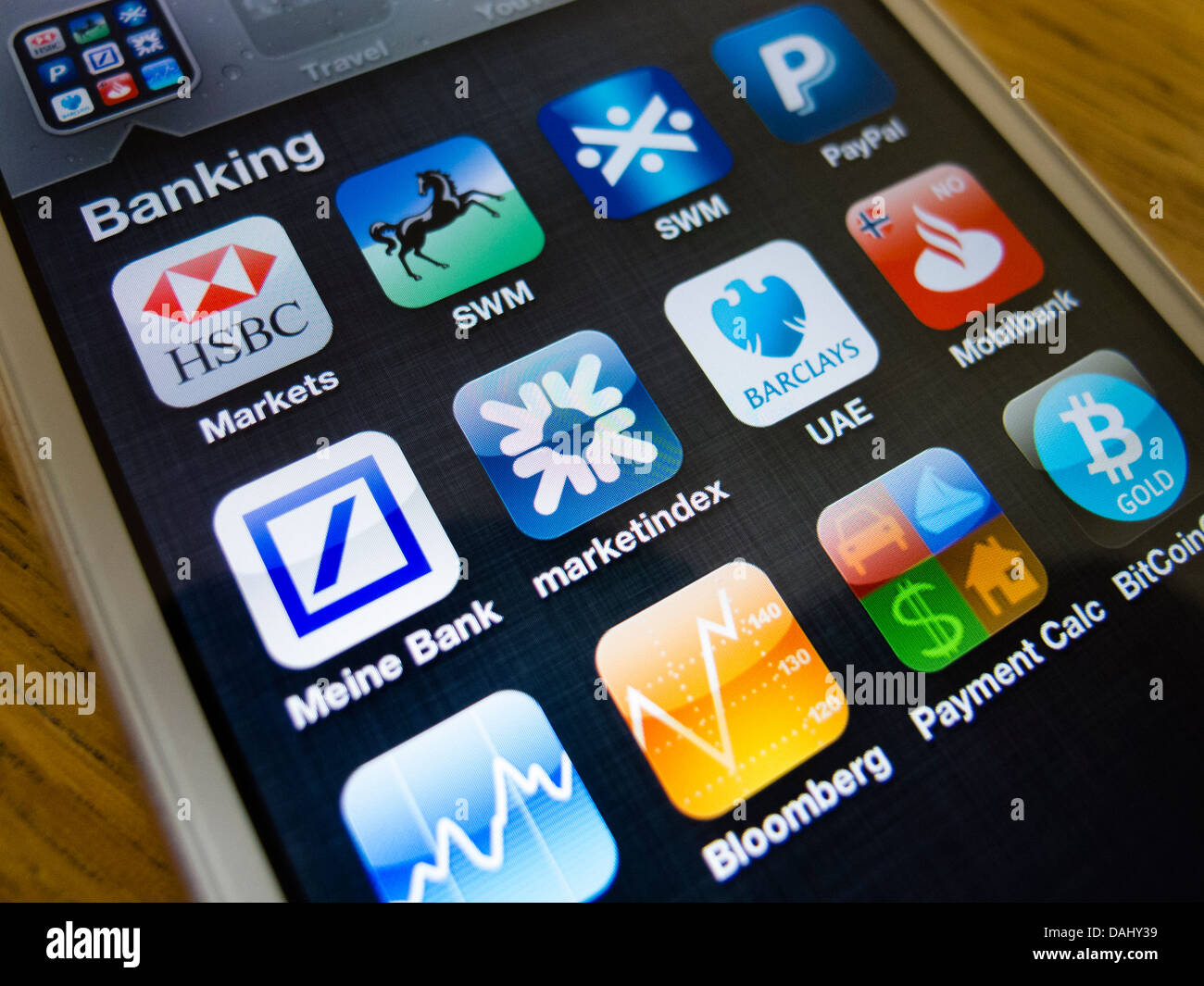 mit weißen iPhone 5 Smartphone zum home-Bildschirm viele Banking-apps zugreifen Stockfoto