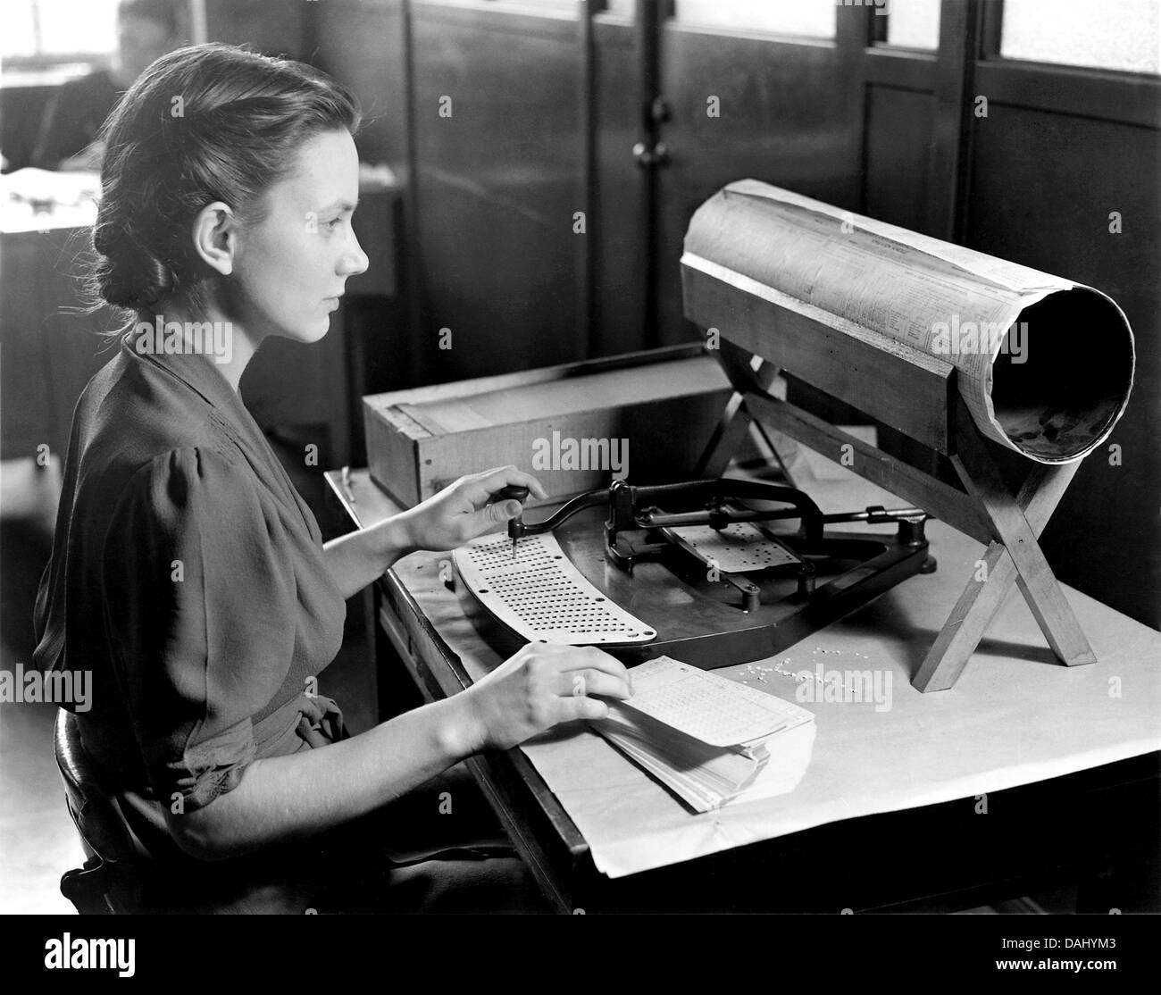 Lochkarten 1940 Foto zeigt Operator mit einem Hollerith-Stromabnehmer, Daten für einem Zensus-Formular registrieren Stockfoto