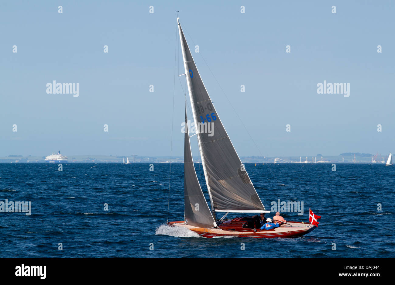 Segelboot Knarr Klasse Segeln hart am Wind draußen Tuborg Hafen ...