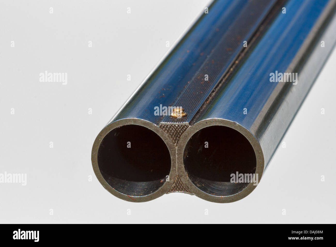 Doppelläufige alte Schrotflinte Makro gegen weiß Stockfoto