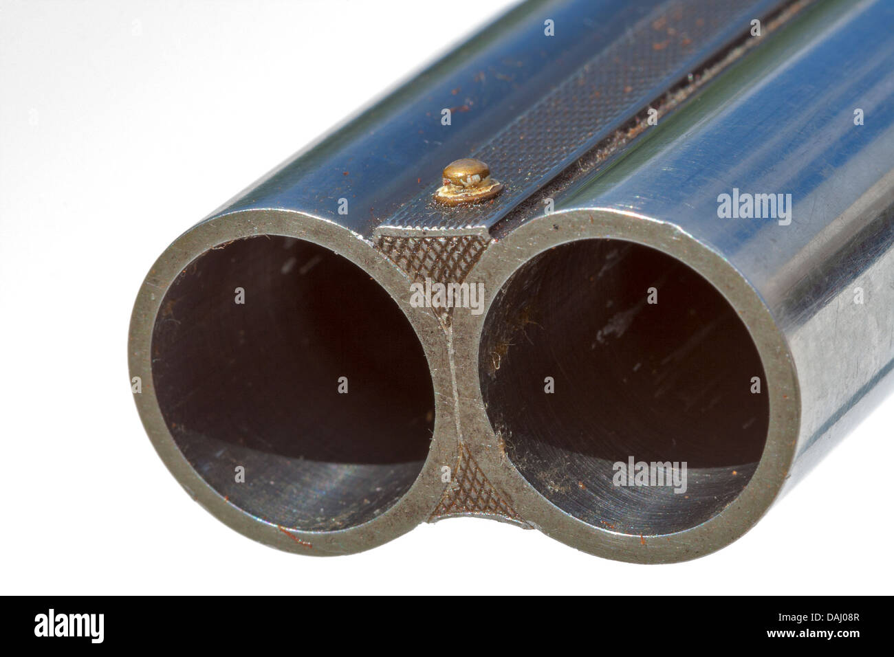 Doppelläufige alte Schrotflinte Makro gegen weiß Stockfoto