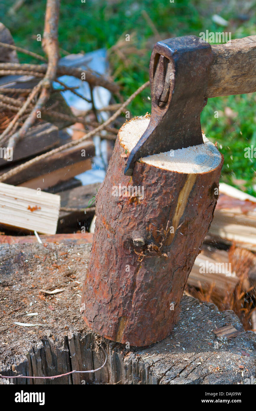 Holz mit einer alten Axt hacken Stockfoto
