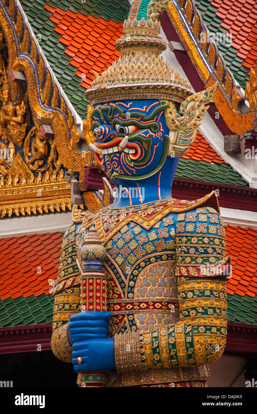 Riesige Dämon (Yaksha) Statue bewachen Wat Phra Kaew im Grand Palace in Bangkok. Stockfoto