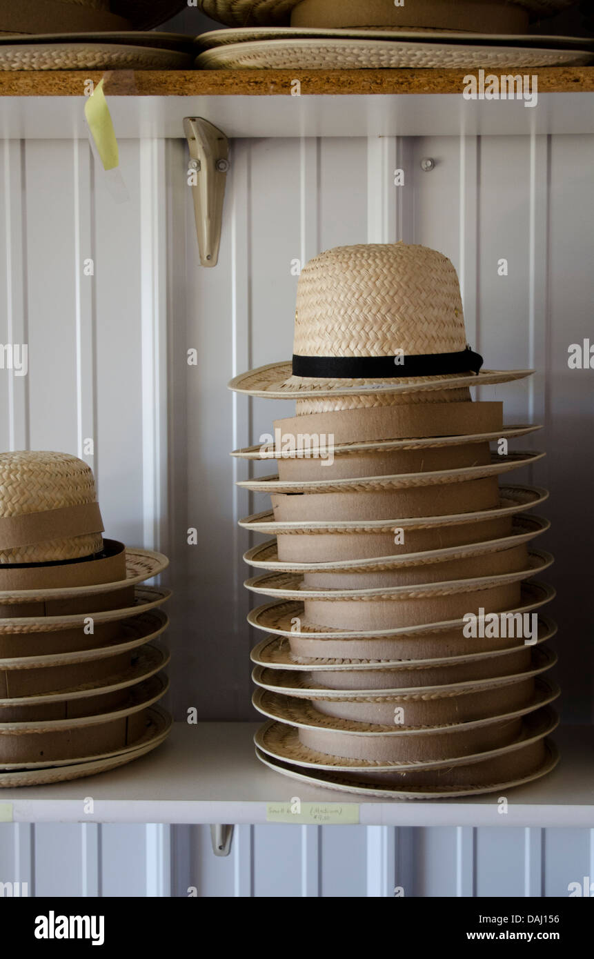 Amische Hüte zum Verkauf an Yoders Indian Creek Möbel, Van Buren County, Iowa, Vereinigte Staaten von Amerika Stockfoto