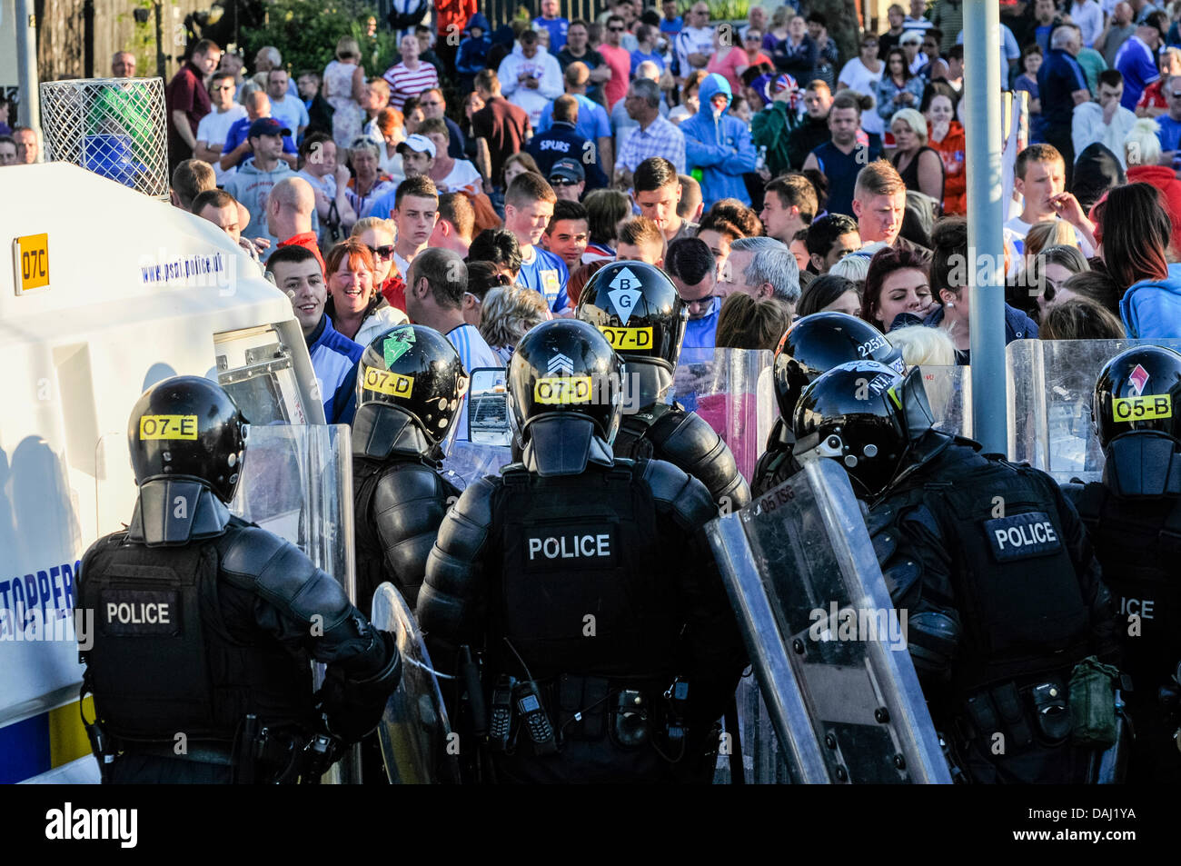 Belfast, Nordirland, 14. Juli 2013 - Polizei in Kampfmontur zurückhalten eine große Menschenmenge Credit: Stephen Barnes/Alamy Live News Stockfoto