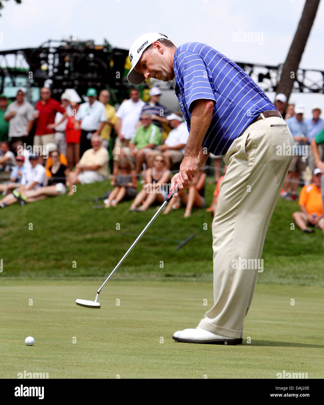 14. Juli 2013 Uhren - Silvis, ILLINOIS, USA - Kevin Sutherland seine Putt am 9. Grün in der letzten Runde des John Deere Classic Golfturnier am TPC Deere Durchlauf in Silvis, Illinois Sonntag, 14. Juli 2013. (Kredit-Bild: © Kevin E. Schmidt/ZUMAPRESS.com) Stockfoto