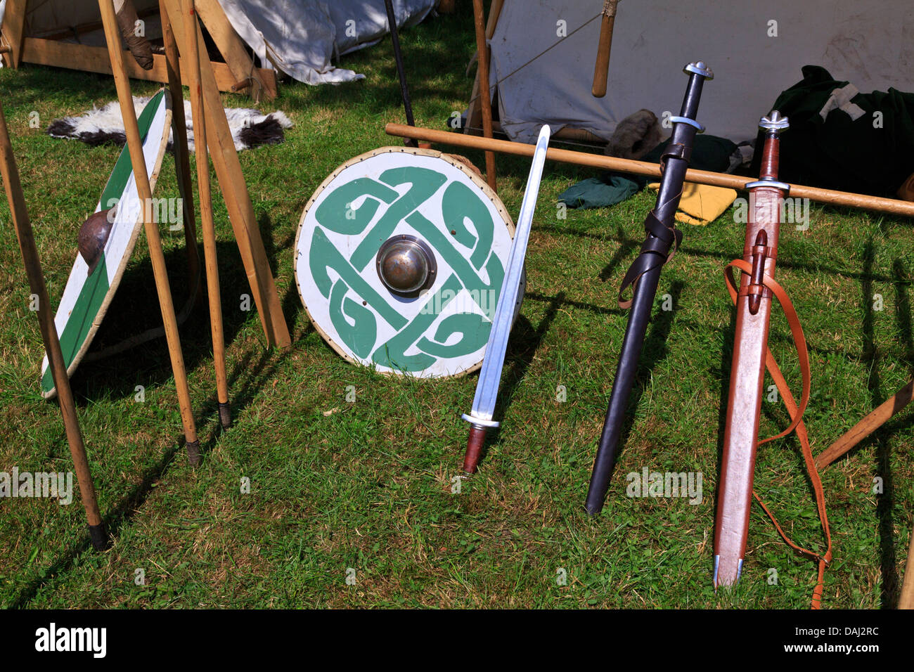 Wikinger Schwert und Schild auf dem Display an Flag Fen archäologischen Park, Peterborough, England Stockfoto