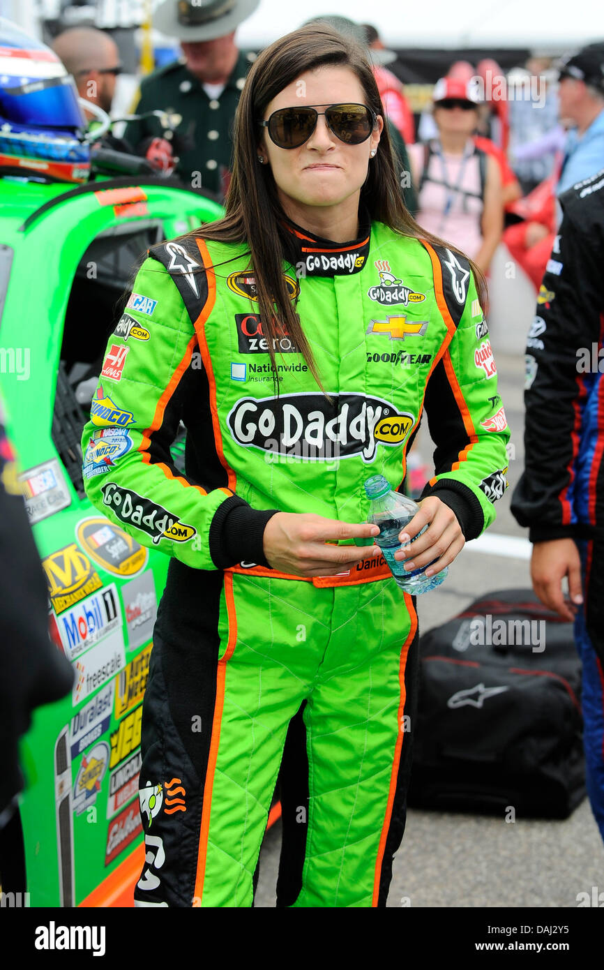 Loudon, NH, USA. 14. Juli 2013. 14. Juli 2013 - Loudon, New Hampshire USA - Sprint-Cup-Serie von Danica Patrick (10) wartet auf den Start des NASCAR Sprint Cup Serie Camping Welt RV Sales 301 Treiber auf dem New Hampshire Motor Speedway in Loudon, New Hampshire, von ihrem Auto gehalten. Eric Canha/CSM/Alamy Live-Nachrichten Stockfoto