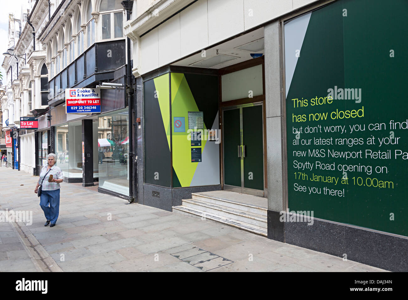 Schilder an Geschäften mit M & S geschlossen, in den Vordergrund, High Street, Newport, Gwent, Wales, UK Stockfoto