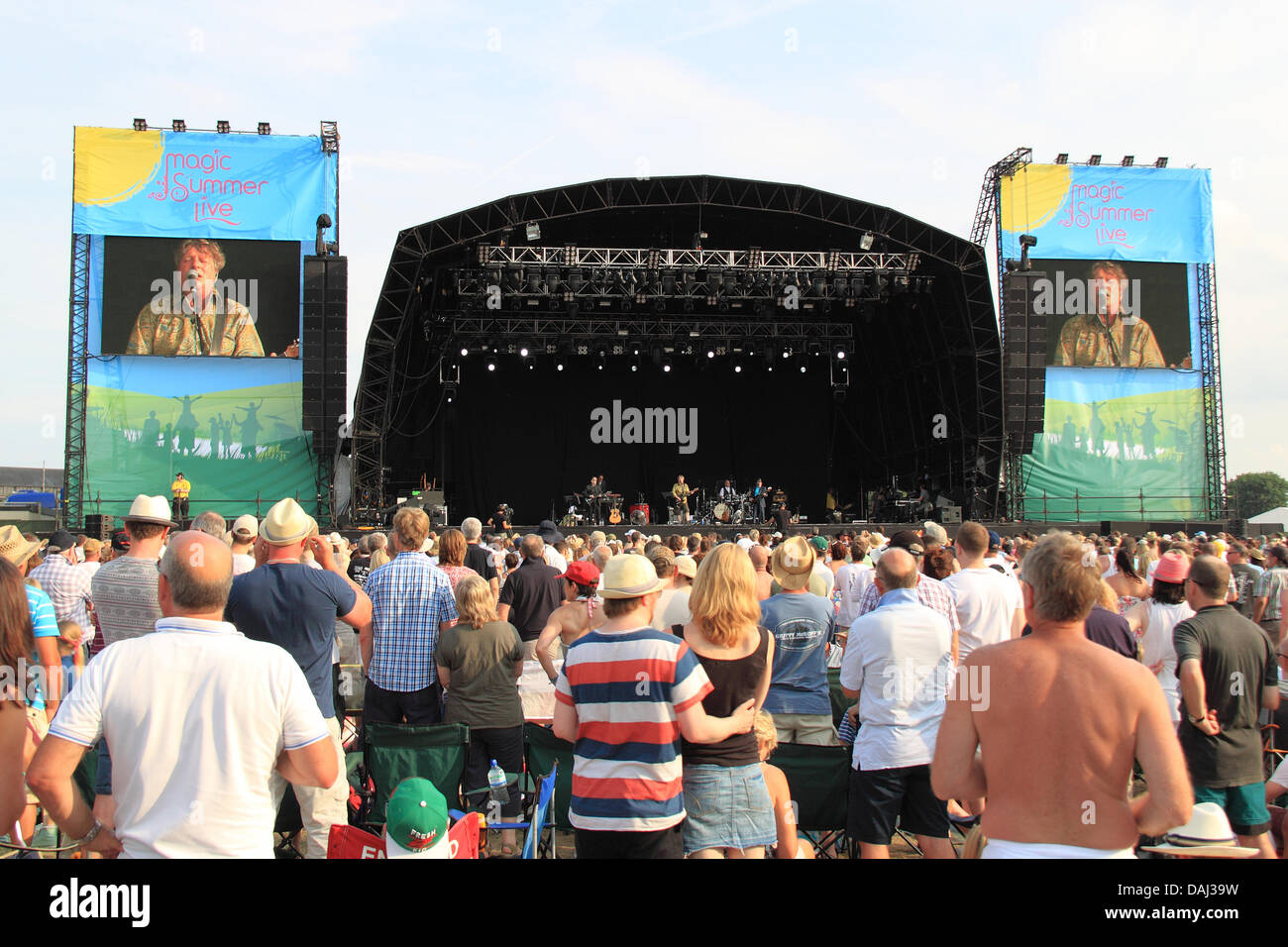 Quetschen, magischen Sommer leben, Sonntag, 14. Juli 2013, Guildford, Surrey, UK. Erscheinen am zweiten Tag des Musikfestivals live Acts enthalten Bryan Adams, James Morrison, Squeeze, Level 42, Kim Wilde und Charley Farley Sonntag vier. Stoke Park, Guildford, Surrey, England, Vereinigtes Königreich. Bildnachweis: Ian Flasche/Alamy Live-Nachrichten Stockfoto