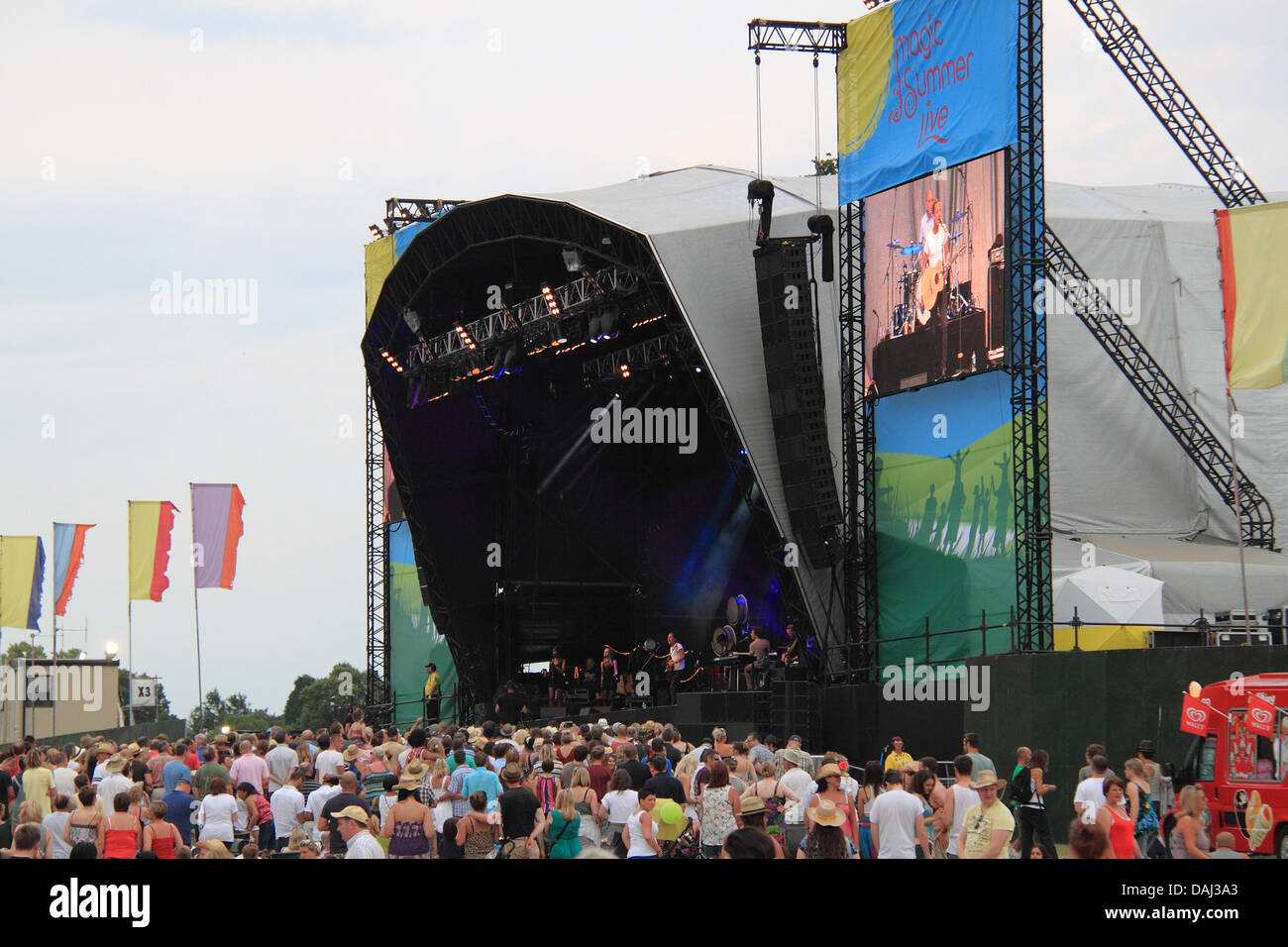 James Morrison, magischen Sommer leben, Sonntag, 14. Juli 2013, Guildford, Surrey, UK. Erscheinen am zweiten Tag des Musikfestivals live Acts enthalten Bryan Adams, James Morrison, Squeeze, Level 42, Kim Wilde und Charley Farley Sonntag vier. Stoke Park, Guildford, Surrey, England, Vereinigtes Königreich. Bildnachweis: Ian Flasche/Alamy Live-Nachrichten Stockfoto