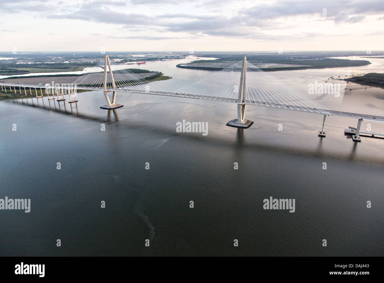Luftaufnahme von Arthur Ravenel Bridge in Charleston, SC. Stockfoto