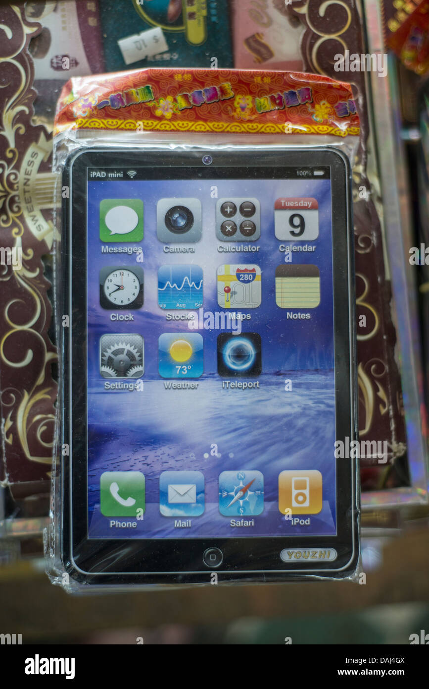 Eine Papier iPad Mini verbrannt als Opfergabe für die Toten, gilt für den Verkauf in einem Geschäft in Quarry Bay, Hong Kong am 14. Juli 2013. Stockfoto