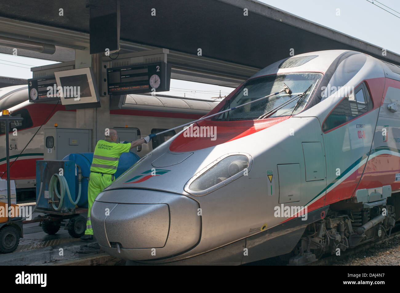 Mann, die Reinigung der Windschutzscheibe von Trenitalia ETR610 Frecciargento-high-Speed-Zug im Bahnhof von Venedig Stockfoto