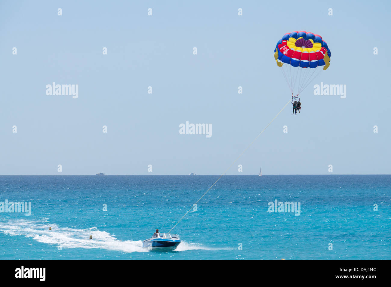 Zwei Mädchen schweben über dem Mittelmeer in Nizza, Frankreich Stockfoto