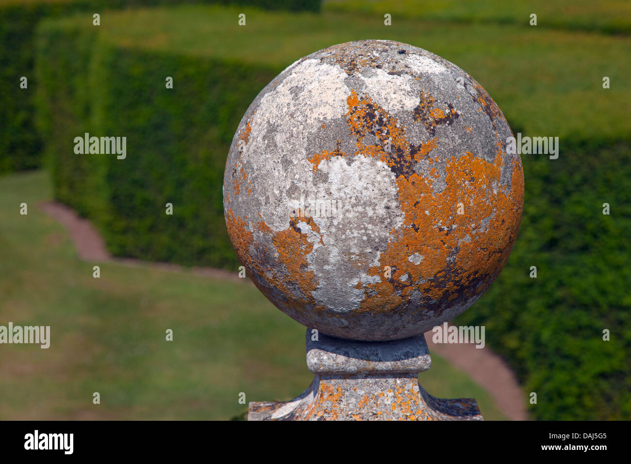 Dekorative Stein Kugel mit Flechten Muster wie eine Landkarte der Welt Stockfoto