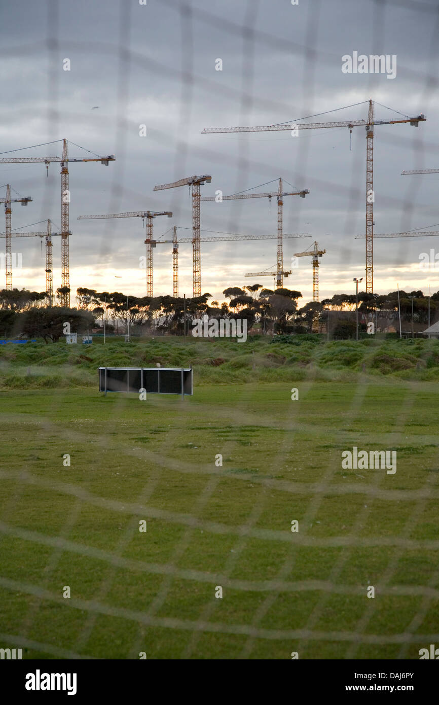 Durch Fußball net Fußballplatz in Greenpoint gesehen Bau Krane Aufstieg oben site neue Greenpoint Stadion in Greenpoint Stockfoto