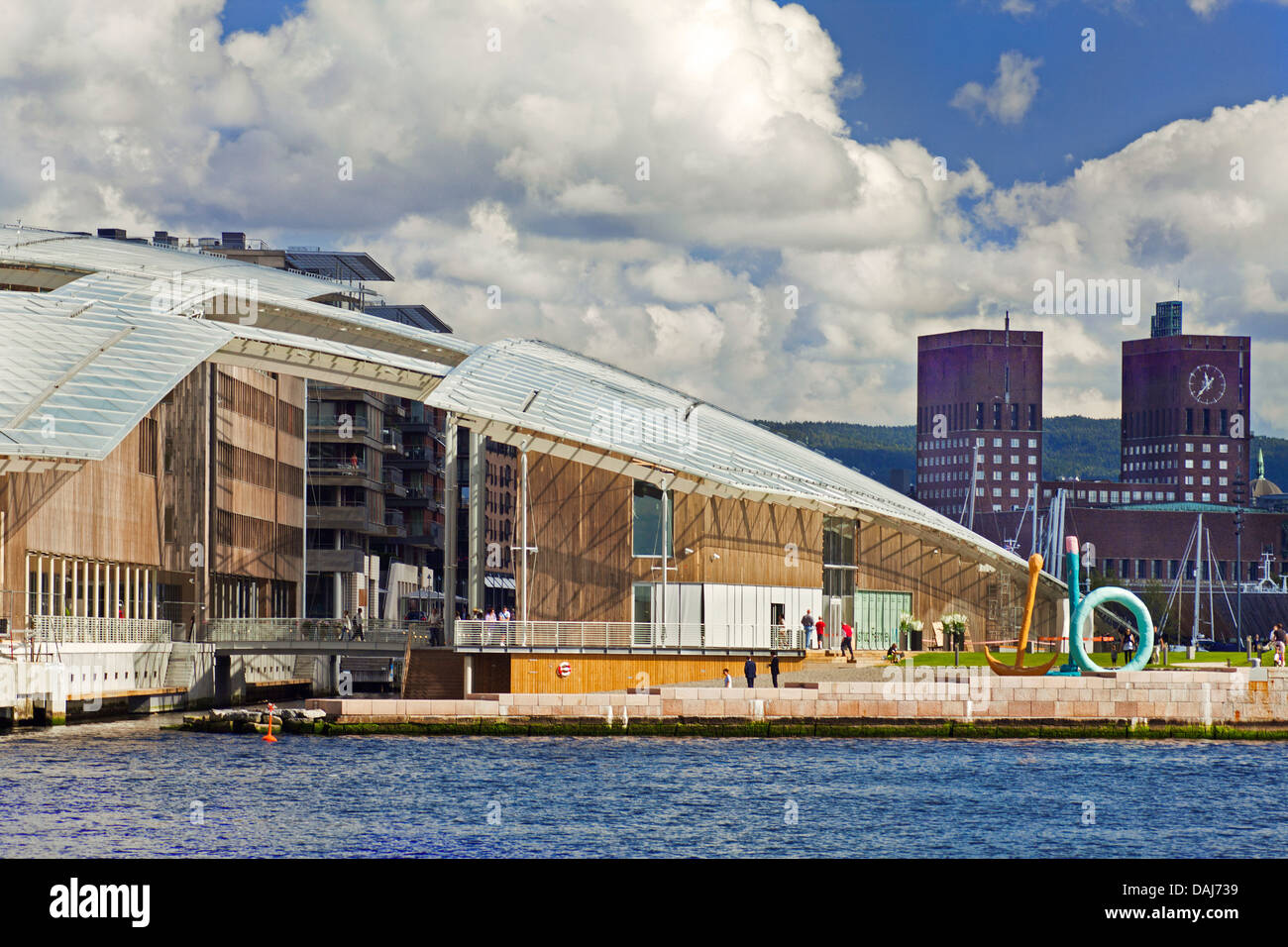 Tjuvholmen Symbol Komplex, Oslo, Norwegen. Architekt: Renzo Piano Building Workshop, 2012. Ansicht des Komplexes aus über Wasser. Stockfoto