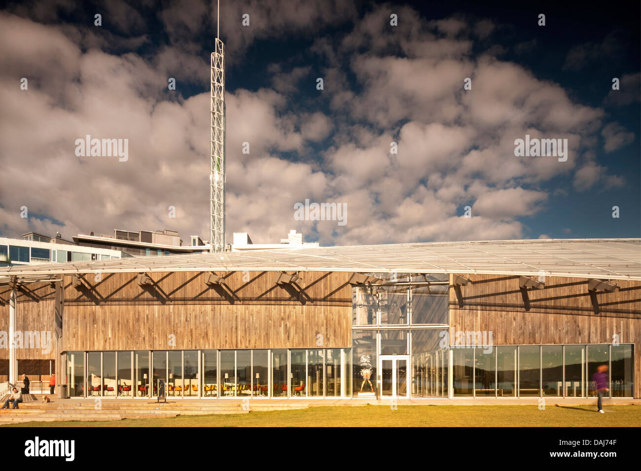 Tjuvholmen Symbol Komplex, Oslo, Norwegen. Architekt: Renzo Piano Building Workshop, 2012. Gebäude-Höhe vom Park entfernt. Stockfoto