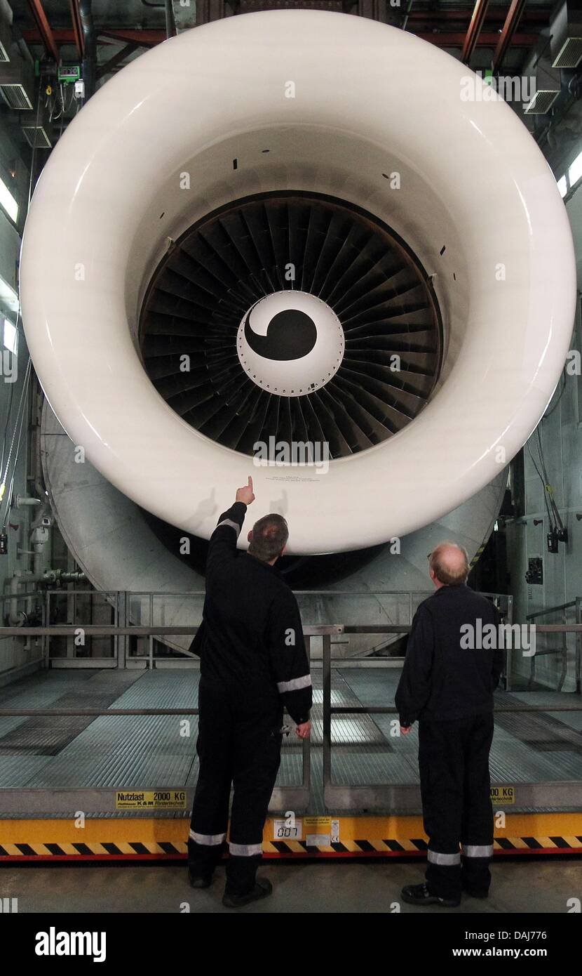 Lufthansa-Ingenieure arbeiten an einem Flugzeug Triebwerk bei der Lufthansa Technik AG im Rahmen eines Unternehmens Bilanz-Pressekonferenz in Hamburg, Deutschland, 22. März 2011. Im Jahr 2010 erhöht Hamburger Lufthansa ihren Umsatz als das weltweit führende Unternehmen für Flugzeug-IT-Dienstleistungen. Foto: Malte Christen Stockfoto