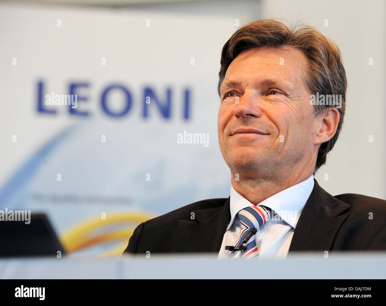 CEO des Kabels und Produktion Firma Leoni, Klaus Probst, Nutzung ist während einer Pressekonferenz Bilanz in Nürnberg, 23. März 2011 abgebildet. Im Jahr 2010 erzielte das Unternehmen Rekordleistungen: das Unternehmen brachte 67,2 Millionen Euro und das Einkommen erhöht sich um 37 Prozent auf 2,96 Milliarden Euro. Foto: Armin Weigel Stockfoto