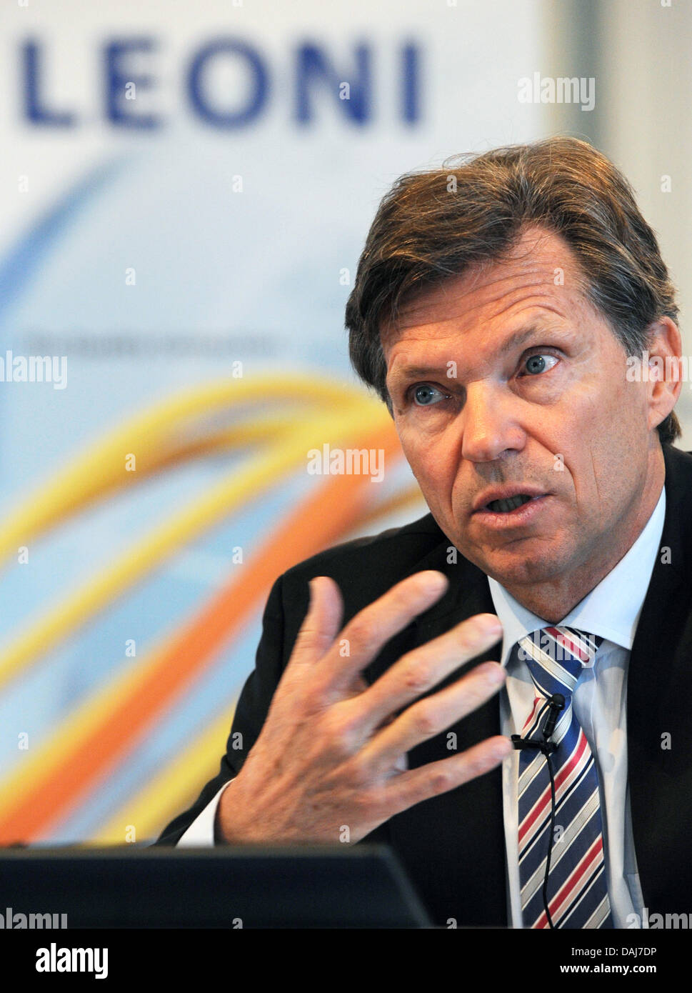 CEO des Kabels und Produktion Firma Leoni, Klaus Probst, Nutzung ist während einer Pressekonferenz Bilanz in Nürnberg, 23. März 2011 abgebildet. Im Jahr 2010 erzielte das Unternehmen Rekordleistungen: das Unternehmen brachte 67,2 Millionen Euro und das Einkommen erhöht sich um 37 Prozent auf 2,96 Milliarden Euro. Foto: Armin Weigel Stockfoto