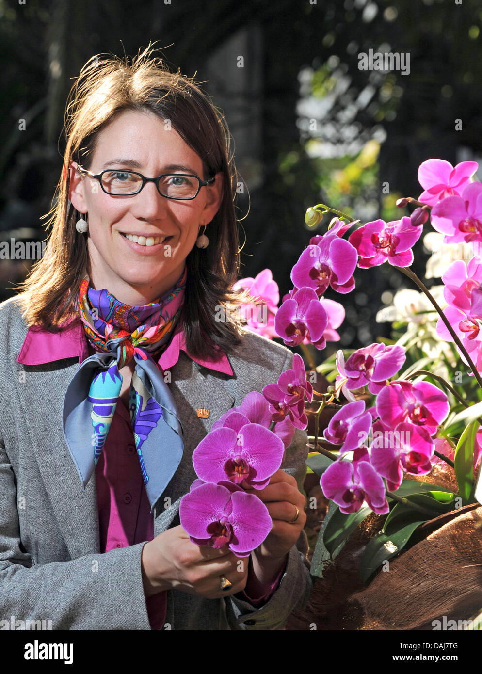 Gräfin Bettina Bernadotte steht neben Orchideen auf der Insel Mainau am Bodensee, Deutschland, 23. März 2011. Sie stellte das Programm des Jahres 2011 Blume. Foto: Patrick Seeger Stockfoto