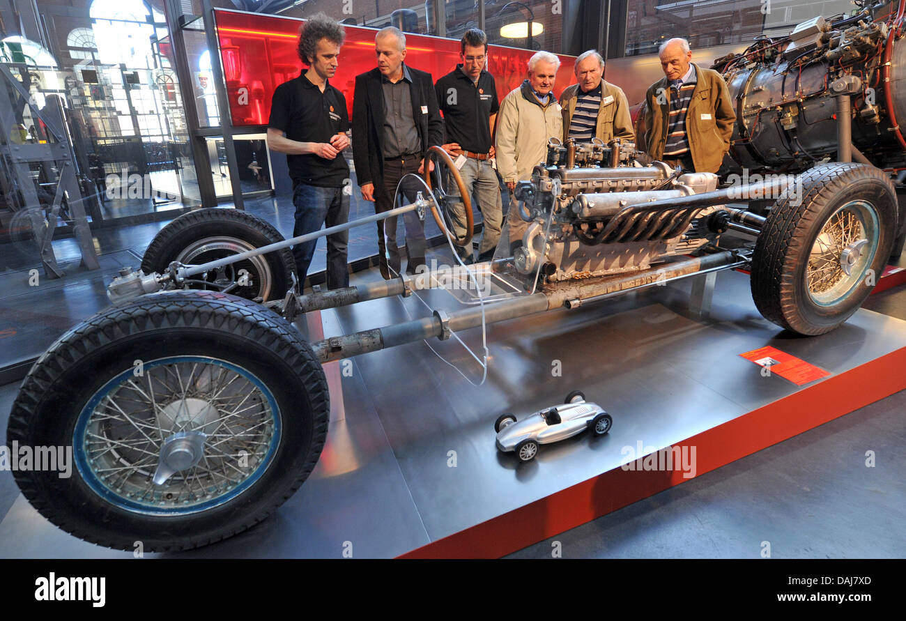 Nach intensiver Forschung und Restaurierung wird funktioniert das Chassis des Awtowelo 650 am Industriemuseum in Chemnitz, Deutschland, 24. März 2011 platziert. Der Rennwagen wurde von der sowjetischen Autofirma Awtowelo ca. 1950/52 erbaut. Heute gibt es nur drei von diesen Autos. Foto: Hendrik Schmidt Stockfoto