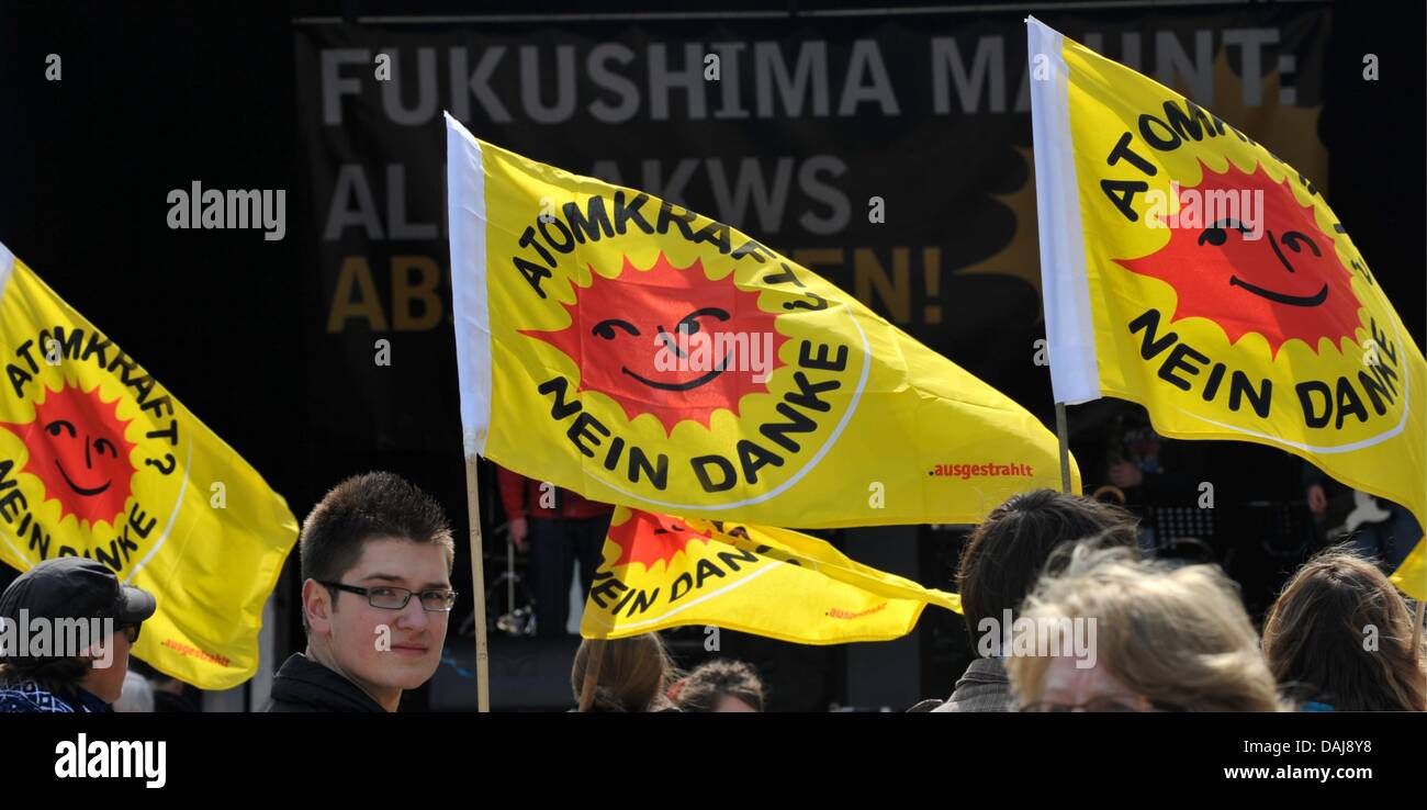 Anti-atomare-Demonstranten beteiligen sich an einer Kundgebung in München, 26. März 2011. Bundesweite Proteste gegen Atomenergie fanden am selben Tag statt. Foto: Frank Leonhardt Stockfoto