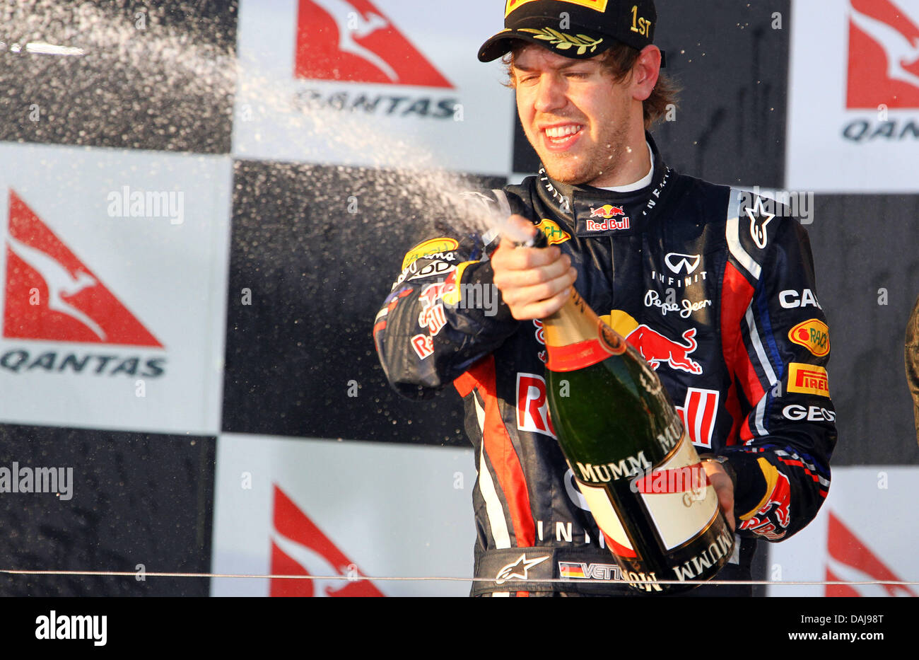 Das Bild zeigt den deutschen Formel1-Fahrer Sebastian Vettel von Red Bull feiert nach dem Sieg der australischen Formel 1 Grand Prix auf dem Albert Park Circuit in Melbourne, Australien am 27. März 2011 auf dem Podium. Foto: Jens Büttner Stockfoto