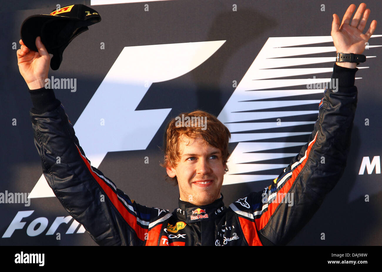 Das Bild zeigt den deutschen Formel1-Fahrer Sebastian Vettel von Red Bull feiert nach dem Sieg der australischen Formel 1 Grand Prix auf dem Albert Park Circuit in Melbourne, Australien am 27. März 2011 auf dem Podium. Foto: Jens Büttner Stockfoto