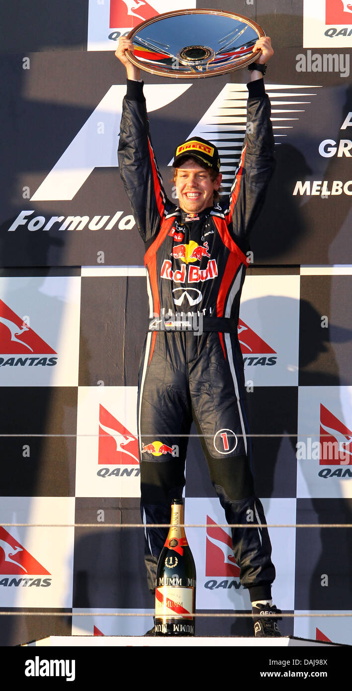 Das Bild zeigt den deutschen Formel1-Fahrer Sebastian Vettel von Red Bull feiert nach dem Sieg der australischen Formel 1 Grand Prix auf dem Albert Park Circuit in Melbourne, Australien am 27. März 2011 auf dem Podium. Foto: Jens Büttner Stockfoto