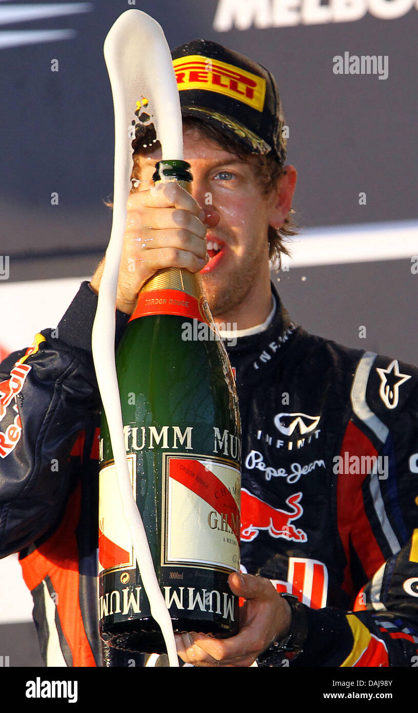 Das Bild zeigt den deutschen Formel1-Fahrer Sebastian Vettel von Red Bull feiert nach dem Sieg der australischen Formel 1 Grand Prix auf dem Albert Park Circuit in Melbourne, Australien am 27. März 2011 auf dem Podium. Foto: Jens Büttner Stockfoto