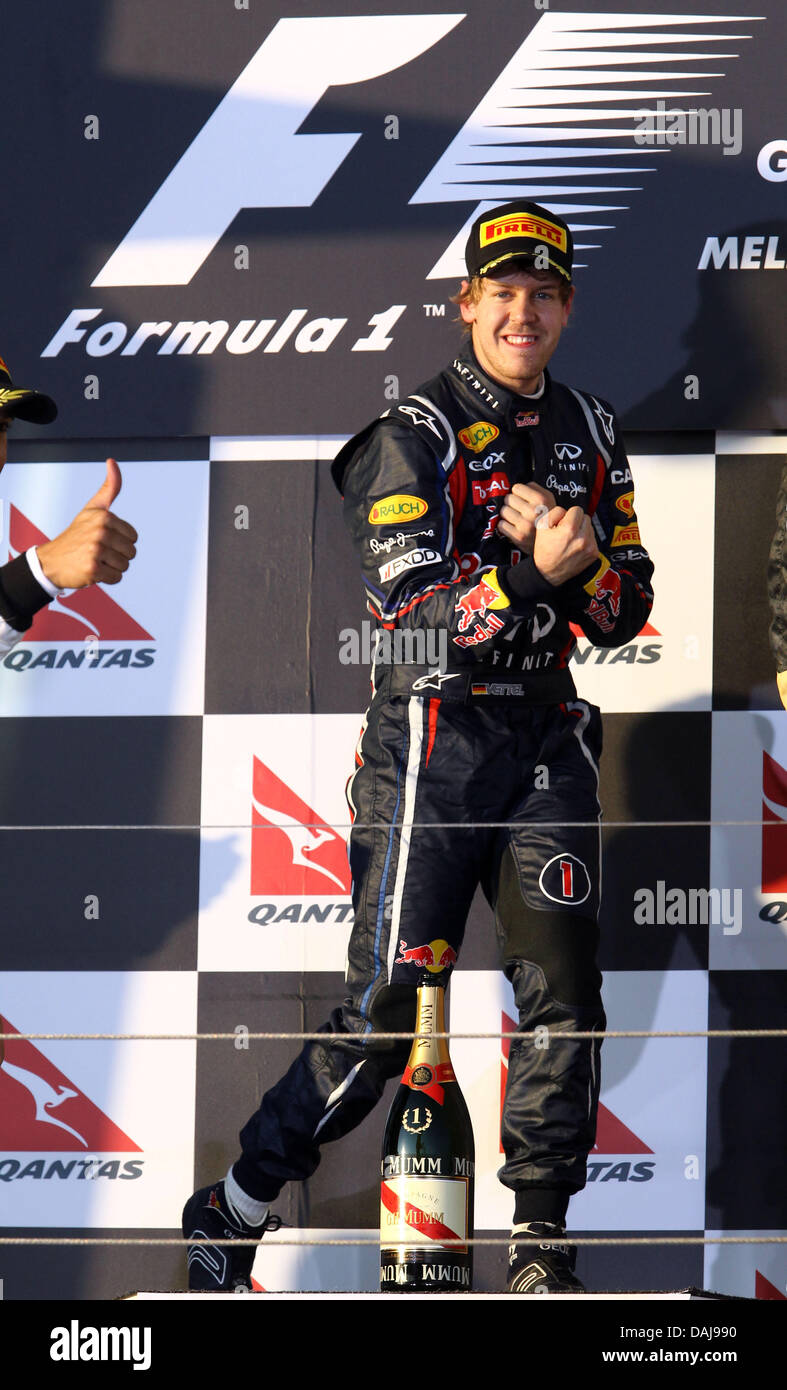 Das Bild zeigt den deutschen Formel1-Fahrer Sebastian Vettel von Red Bull feiert nach dem Sieg der australischen Formel 1 Grand Prix auf dem Albert Park Circuit in Melbourne, Australien am 27. März 2011 auf dem Podium. Foto: Jens Büttner Stockfoto