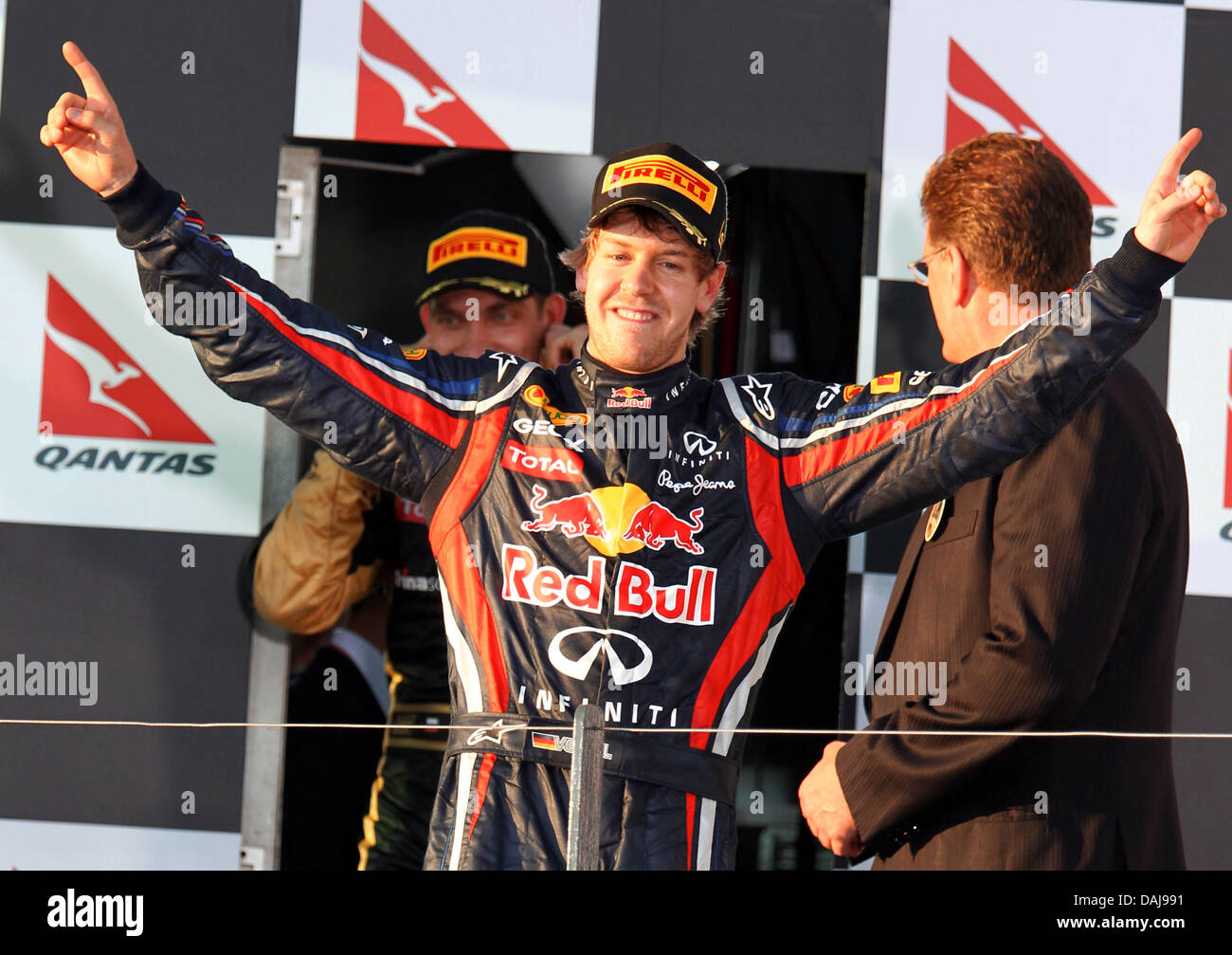 Das Bild zeigt den deutschen Formel1-Fahrer Sebastian Vettel von Red Bull feiert nach dem Sieg der australischen Formel 1 Grand Prix auf dem Albert Park Circuit in Melbourne, Australien am 27. März 2011 auf dem Podium. Foto: Jens Büttner Stockfoto