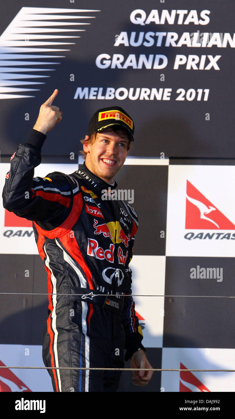 Das Bild zeigt den deutschen Formel1-Fahrer Sebastian Vettel von Red Bull feiert nach dem Sieg der australischen Formel 1 Grand Prix auf dem Albert Park Circuit in Melbourne, Australien am 27. März 2011 auf dem Podium. Foto: Jens Büttner Stockfoto