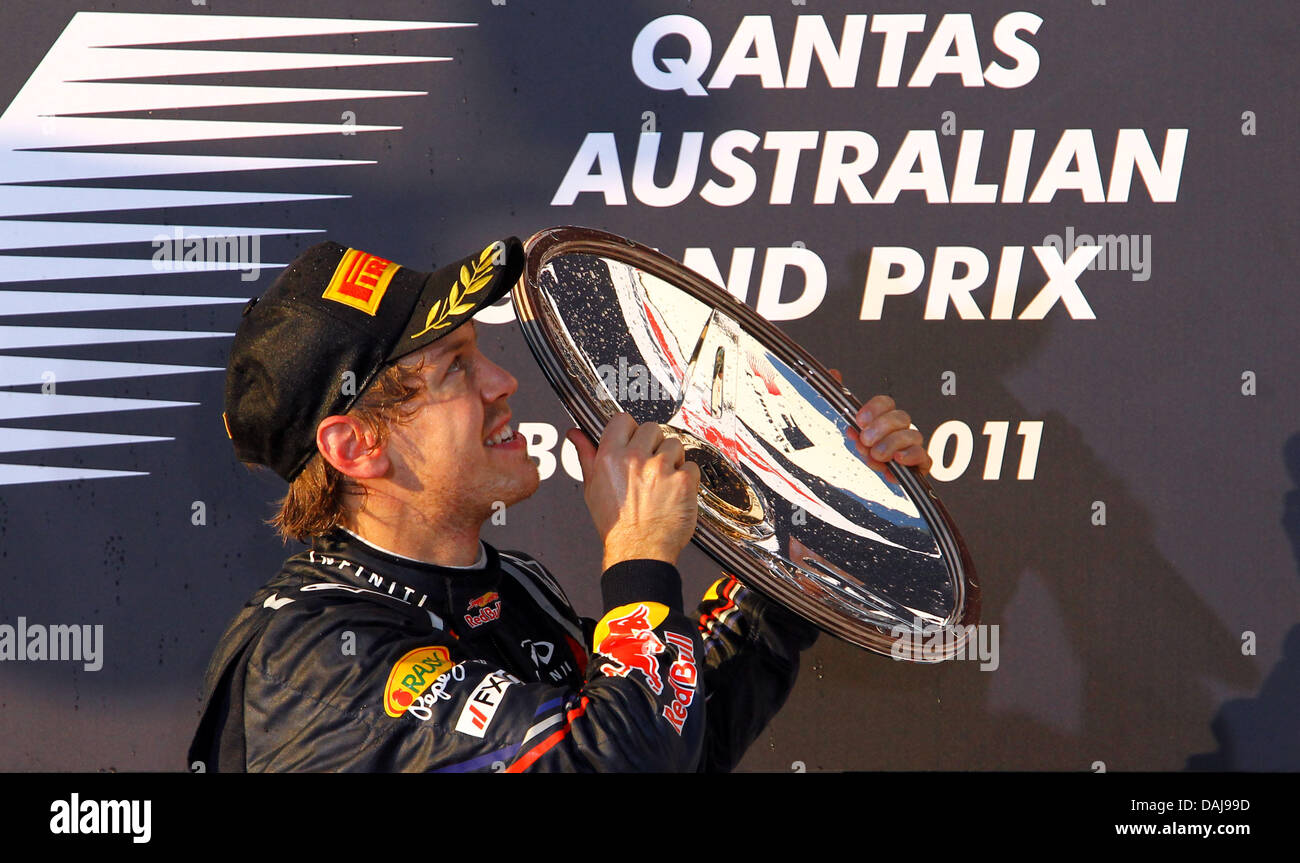 Das Bild zeigt den deutschen Formel1-Fahrer Sebastian Vettel von Red Bull feiert nach dem Sieg der australischen Formel 1 Grand Prix auf dem Albert Park Circuit in Melbourne, Australien am 27. März 2011 auf dem Podium. Foto: Jens Büttner Stockfoto