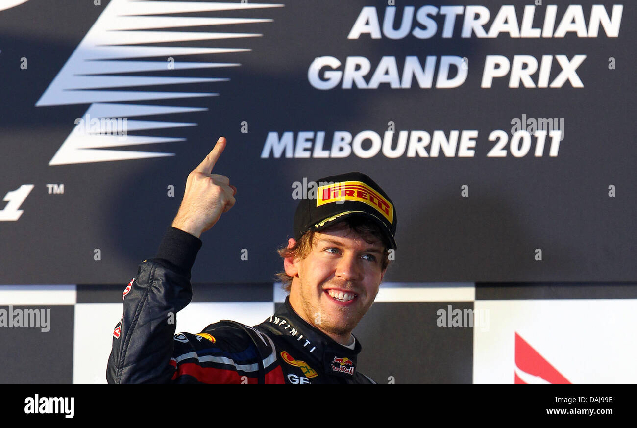 Das Bild zeigt den deutschen Formel1-Fahrer Sebastian Vettel von Red Bull feiert nach dem Sieg der australischen Formel 1 Grand Prix auf dem Albert Park Circuit in Melbourne, Australien am 27. März 2011 auf dem Podium. Foto: Jens Büttner Stockfoto